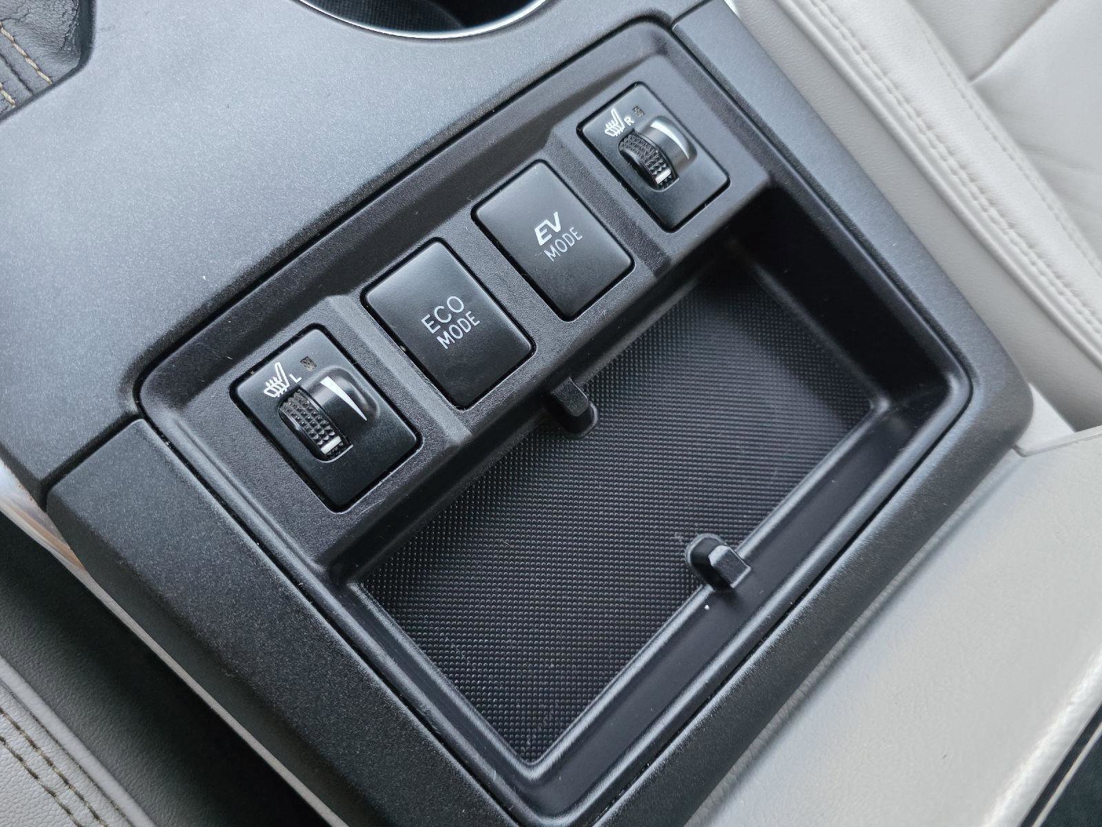 Used 2017 Toyota Camry XLE image 16