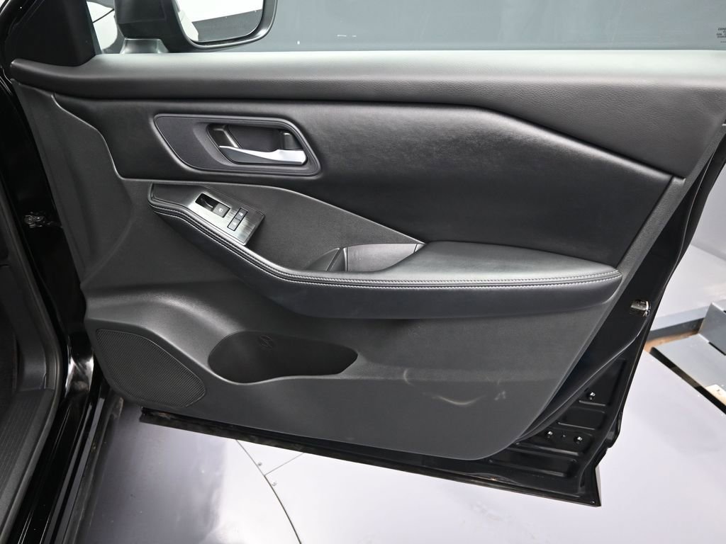 Used 2025 Nissan Rogue SV image 37