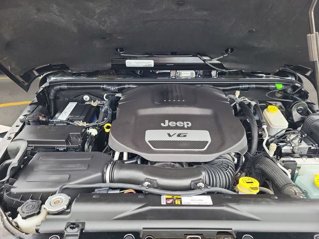Used 2016 Jeep Wrangler Unlimited Sahara w/ Connectivity Group AWD/4WD image 16