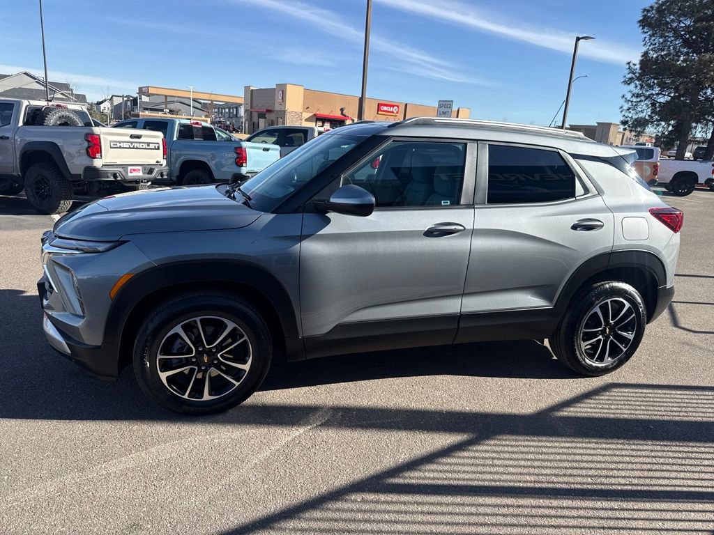 Used 2025 Chevrolet TrailBlazer LT w/ Driver Confidence Package image 2
