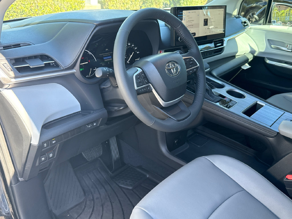Certified 2026 Toyota Sienna XLE FWD image 31