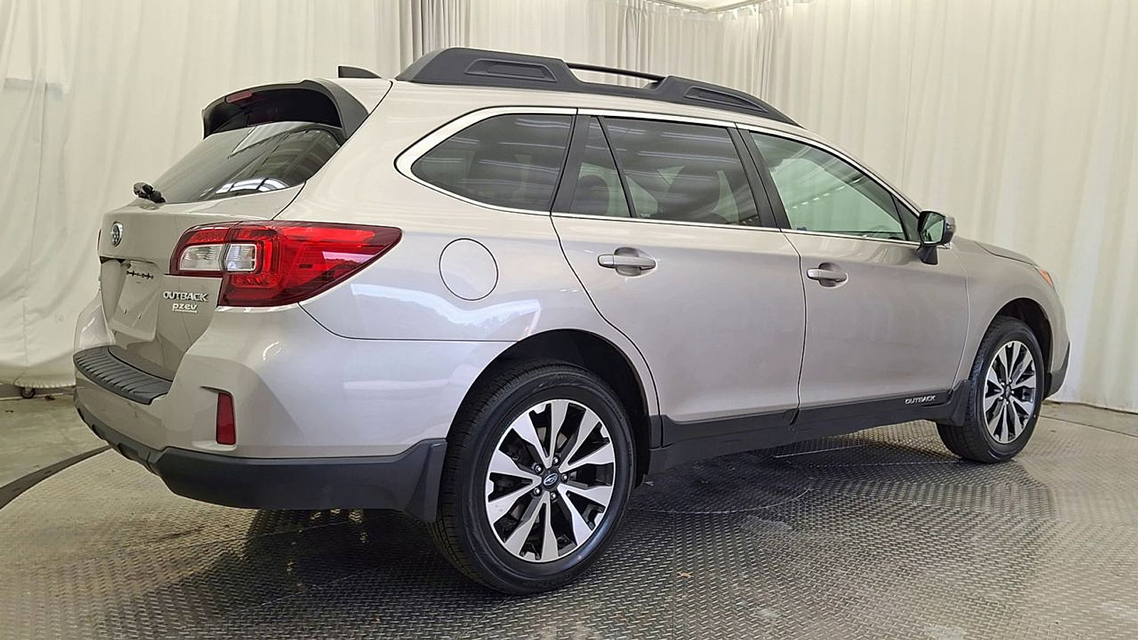 Used 2016 Subaru Outback 2.5i Limited AWD/4WD image 3
