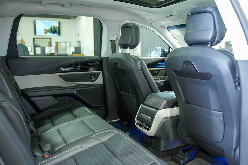 Used 2024 Lincoln Nautilus Reserve w/ Equipment Group 202A image 18