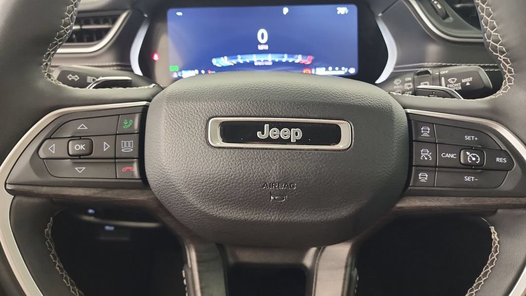 Used 2023 Jeep Grand Cherokee Limited AWD/4WD image 12