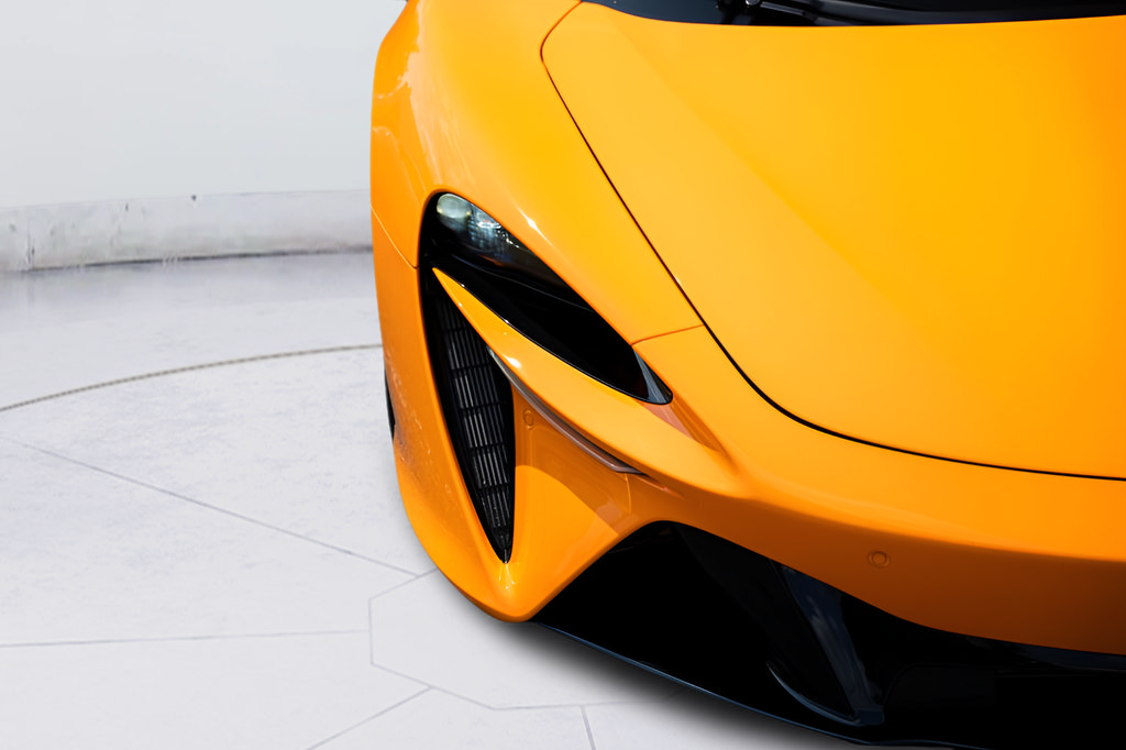 Used 2025 McLaren Artura Spider RWD image 10