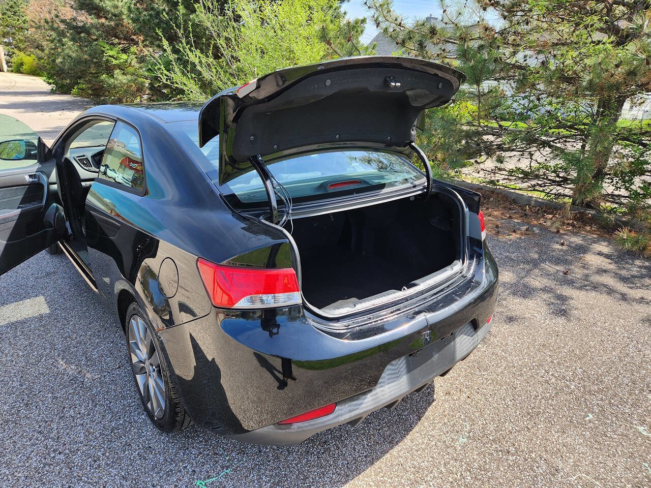 Used 2011 Kia Forte Koup SX w/ Leather Pkg FWD image 17