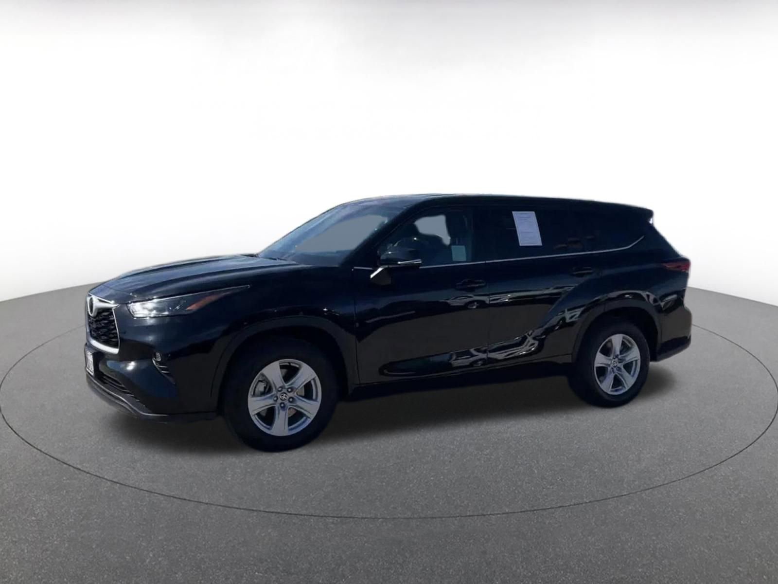 Used 2025 Toyota Highlander LE image 8