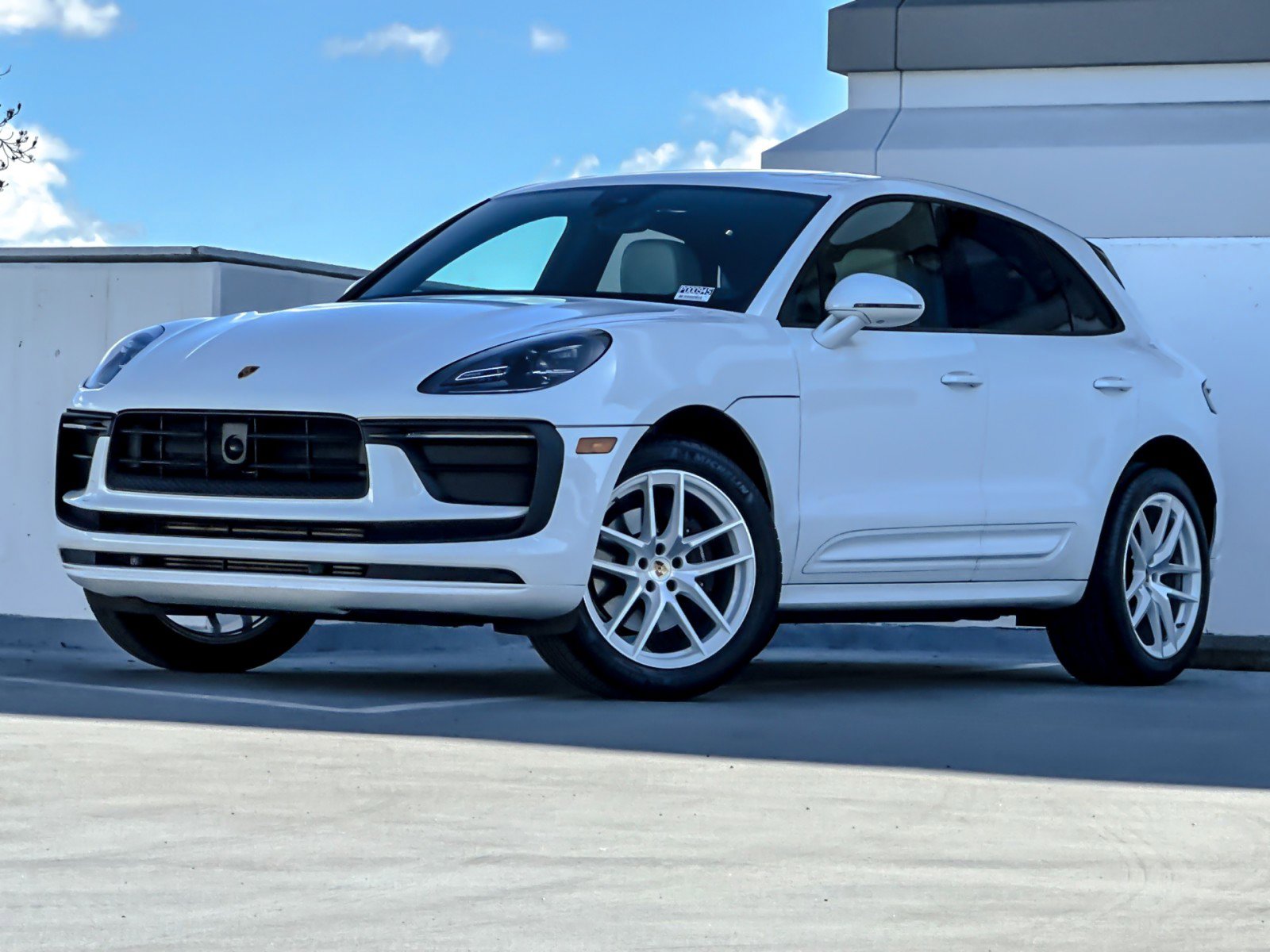 Certified 2023 Porsche Macan image 1