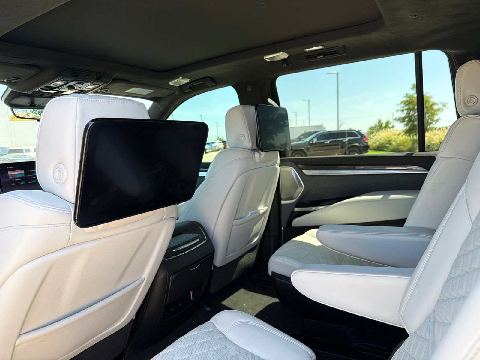 Certified 2025 Cadillac Escalade ESV V AWD/4WD image 8