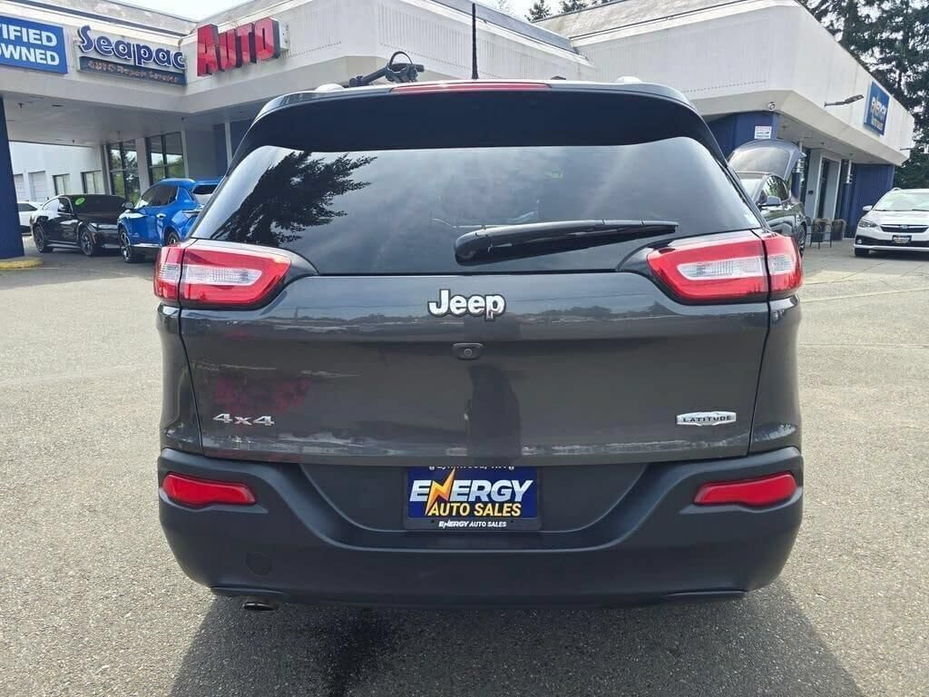 Used 2016 Jeep Cherokee Latitude w/ Cold Weather Group AWD/4WD image 6