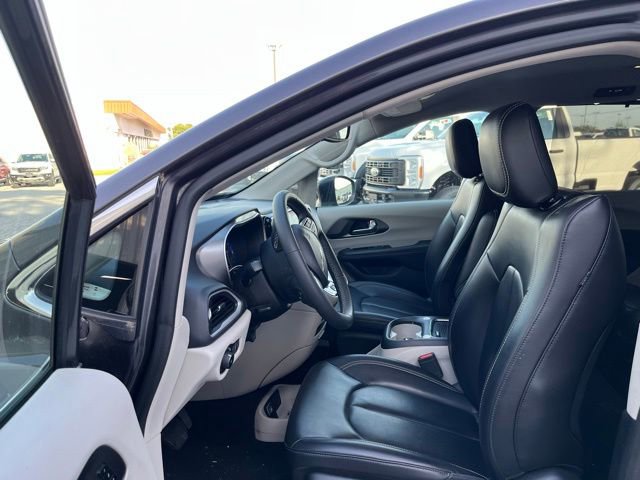 Used 2023 Chrysler Pacifica Touring-L FWD image 16