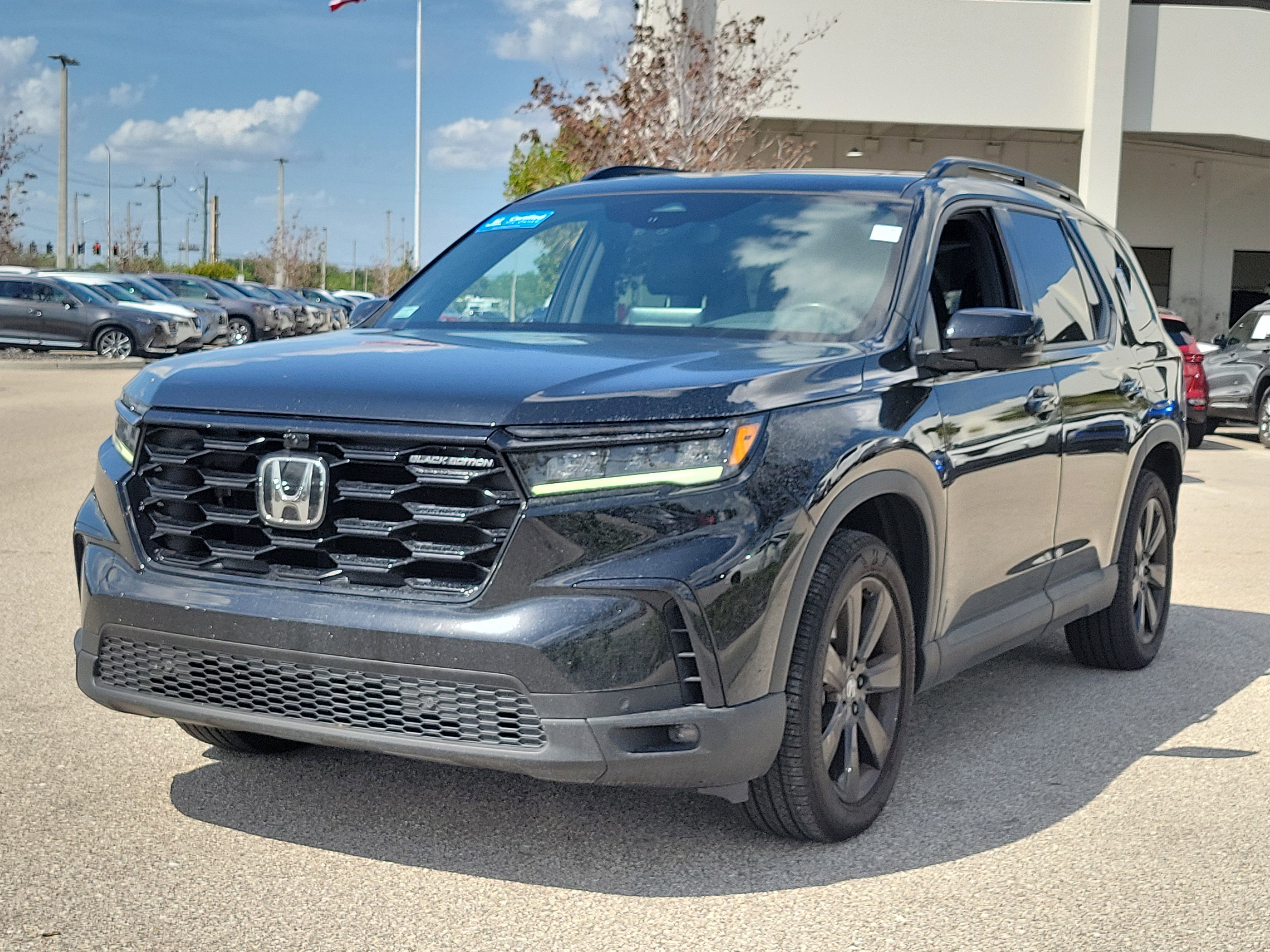 Certified 2025 Honda Pilot Black Edition image 3