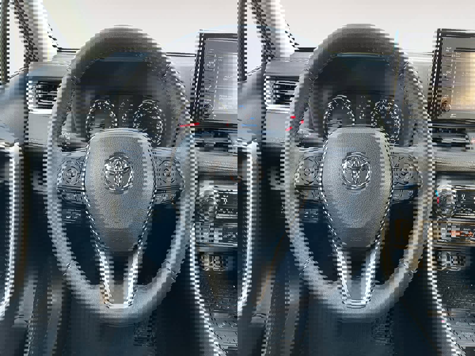 Used 2022 Toyota RAV4 XLE w/ Convenience Package image 14