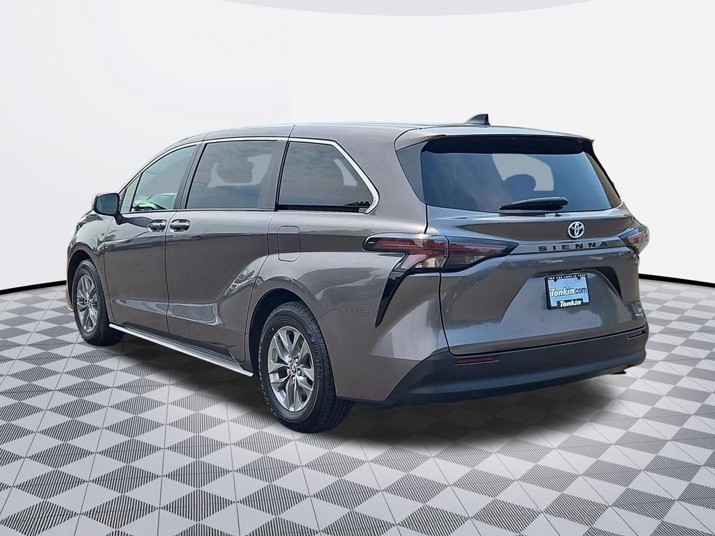 Used 2024 Toyota Sienna LE FWD image 4