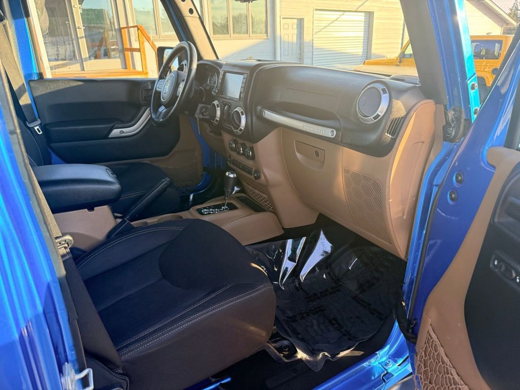 Used 2015 Jeep Wrangler Unlimited Sahara w/ Connectivity Group image 23