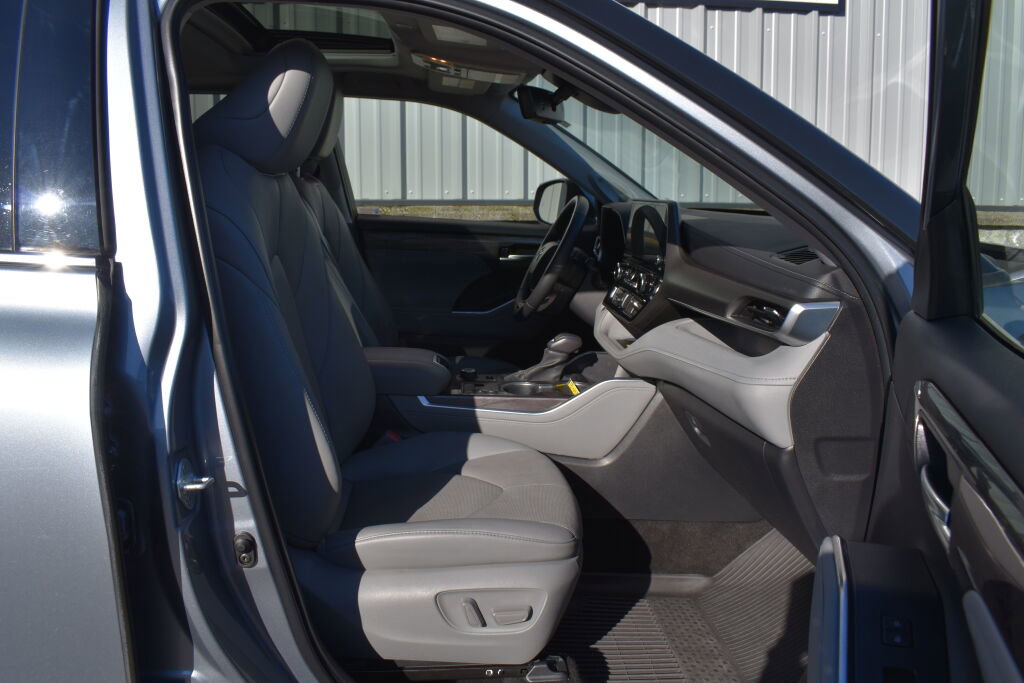 Used 2023 Toyota Highlander Limited image 25