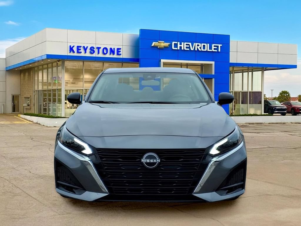 Used 2025 Nissan Altima 2.5 SV FWD image 2