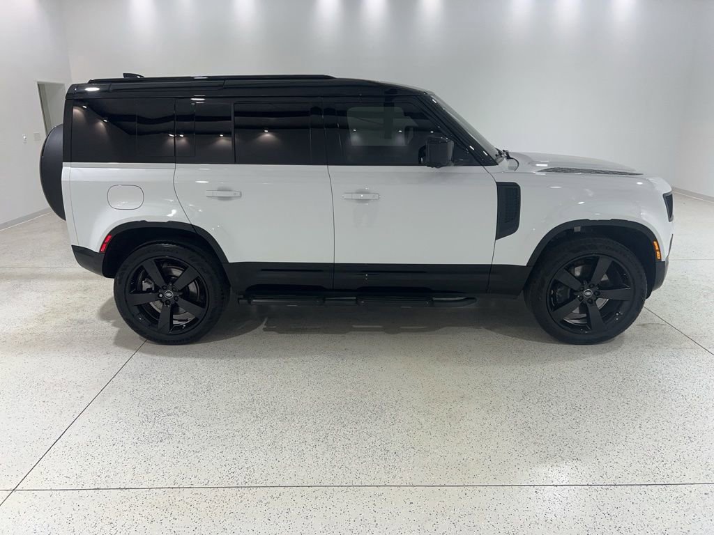 Used 2025 Land Rover Defender 110 X-Dynamic SE AWD/4WD image 6