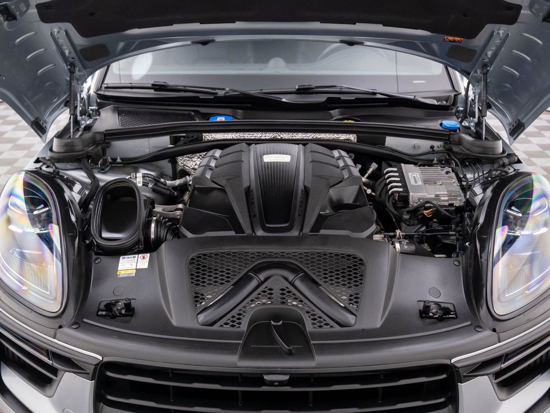 Used 2022 Porsche Macan S w/ Premium Package image 25