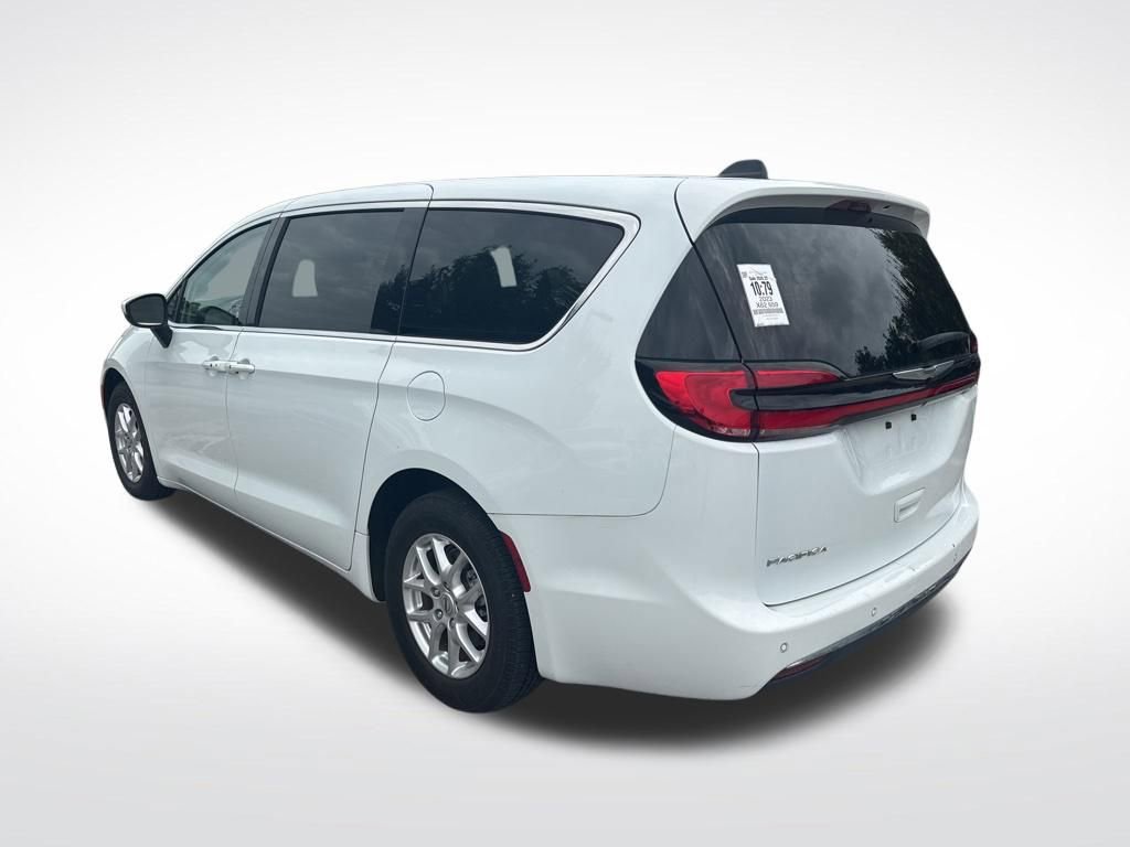 Used 2023 Chrysler Pacifica Touring-L FWD image 7