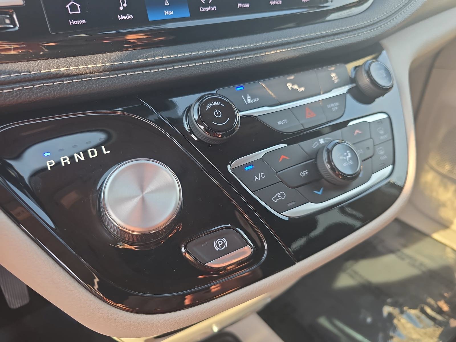 Used 2024 Chrysler Pacifica Limited FWD image 27