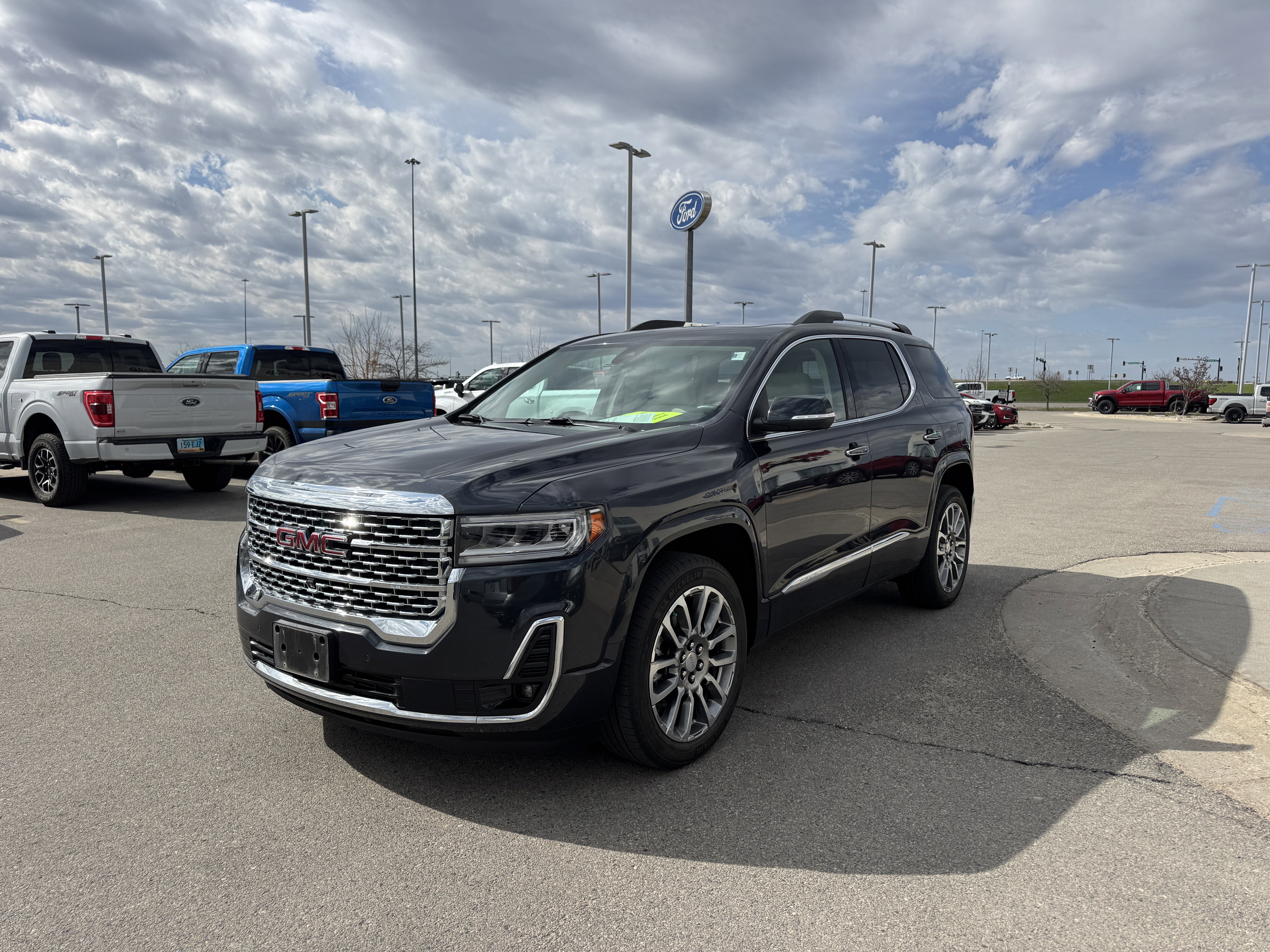 Used 2023 GMC Acadia Denali w/ Denali Ultimate Package AWD/4WD image 2