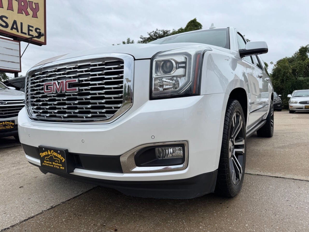 Used 2019 GMC Yukon XL Denali image 1
