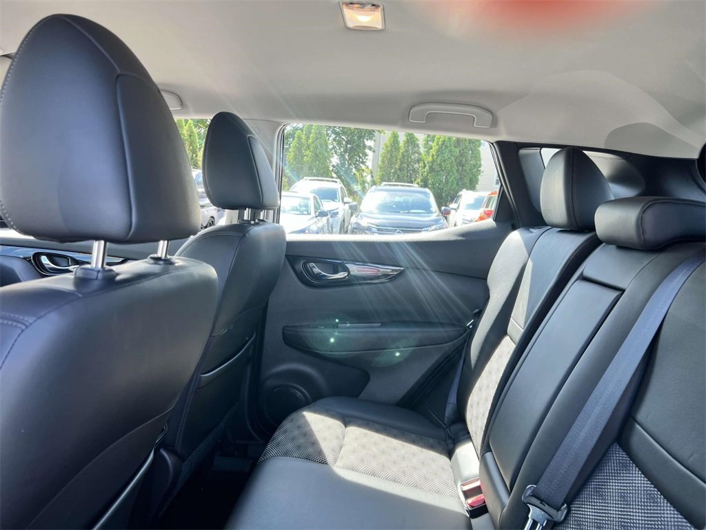 Used 2022 Nissan Rogue Sport SV w/ Technology Package image 12