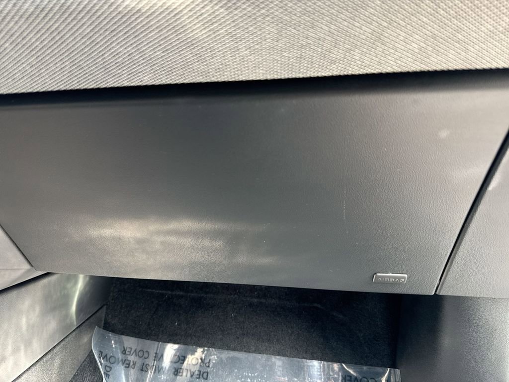 Used 2025 Cadillac Optiq Sport 2 image 34