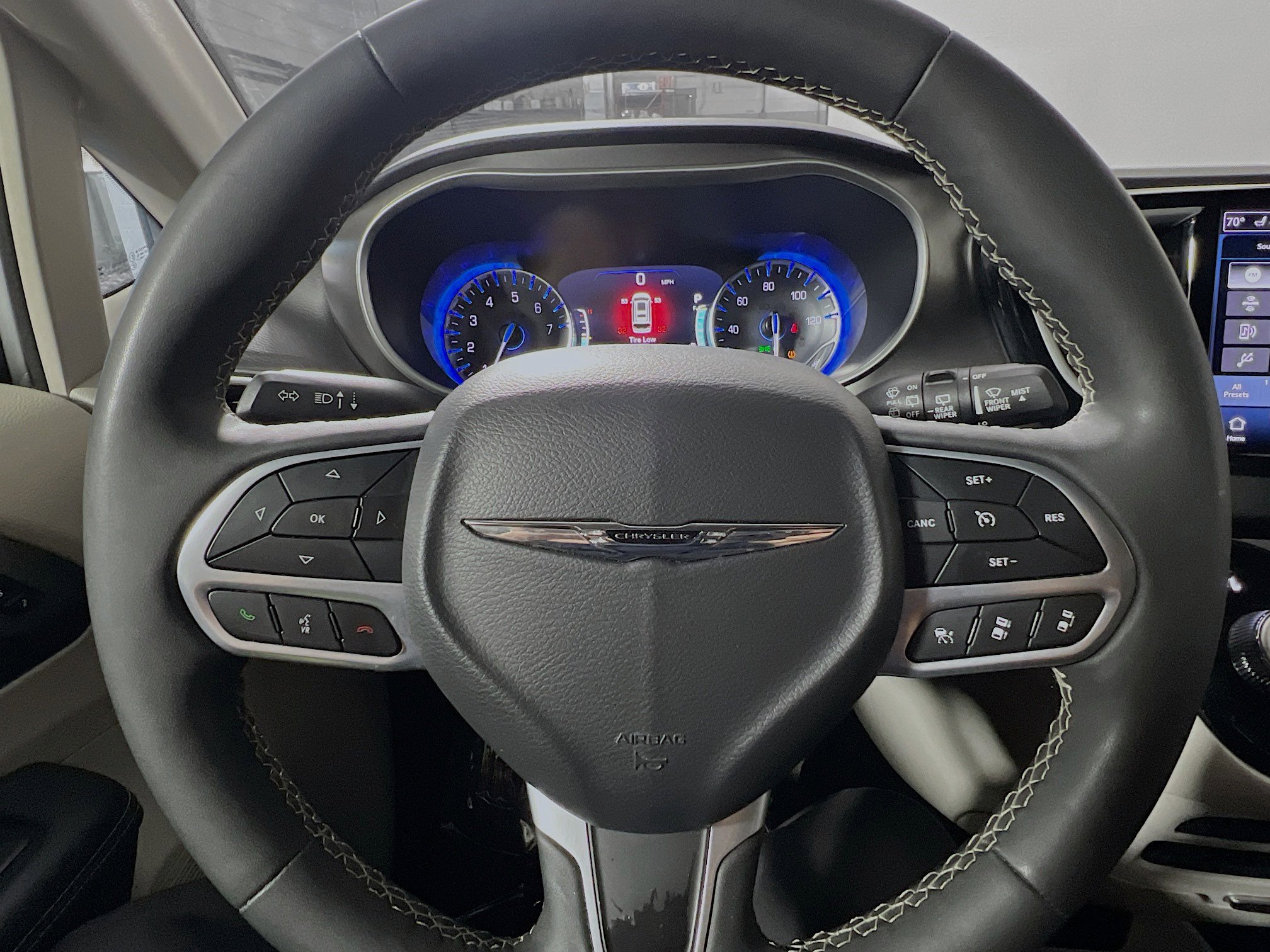 Used 2024 Chrysler Pacifica Touring-L image 18