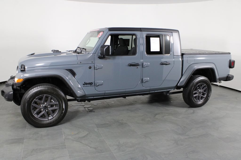 Used 2025 Jeep Gladiator Sport AWD/4WD image 11