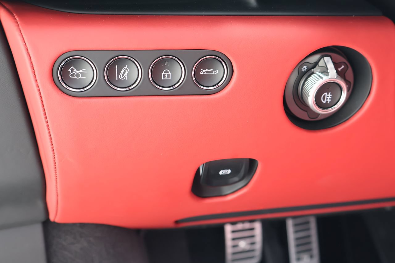 Used 2025 McLaren Artura Spider RWD image 18