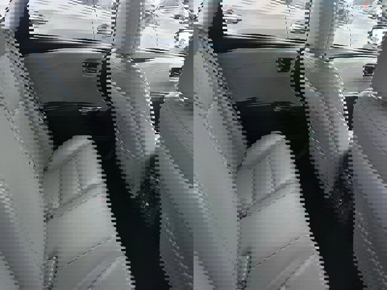 Used 2016 Toyota Avalon Limited image 5