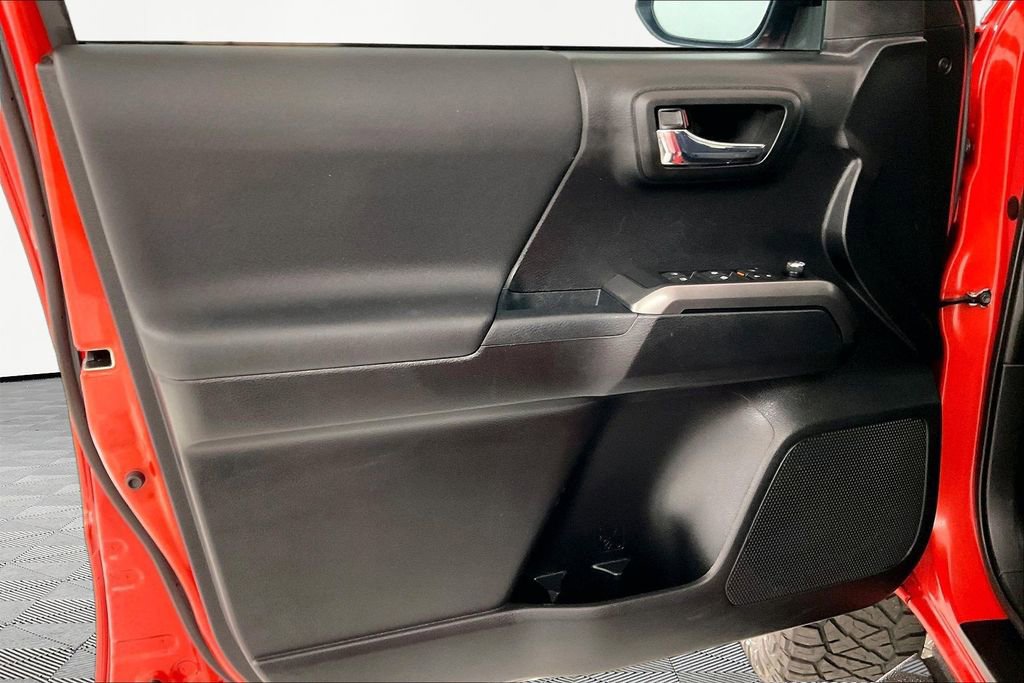 Used 2017 Toyota Tacoma TRD Sport w/ Tow Package (A/T) AWD/4WD image 18