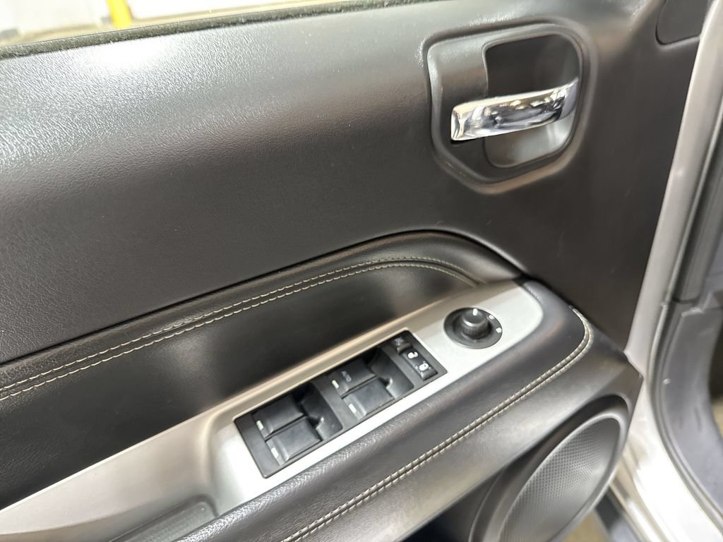 Used 2016 Jeep Compass Latitude FWD image 18