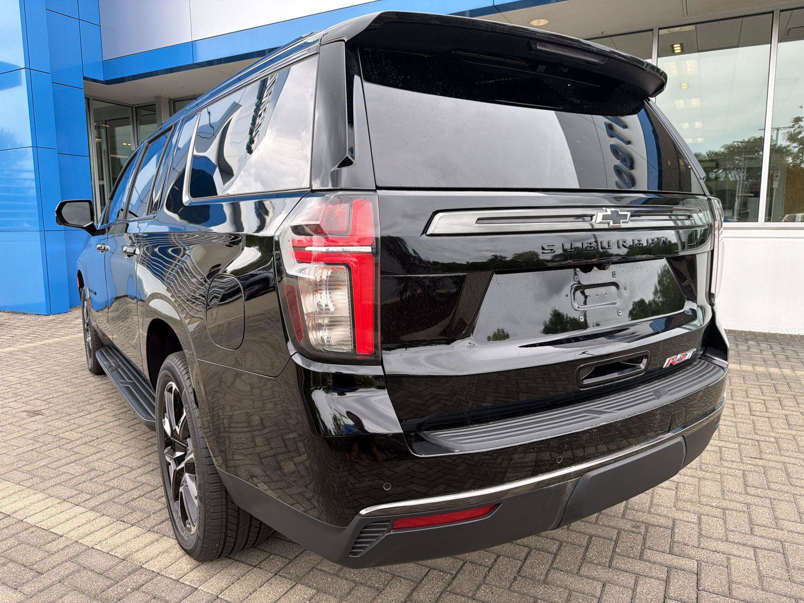 Used 2022 Chevrolet Suburban RST w/ Luxury Package AWD/4WD image 3