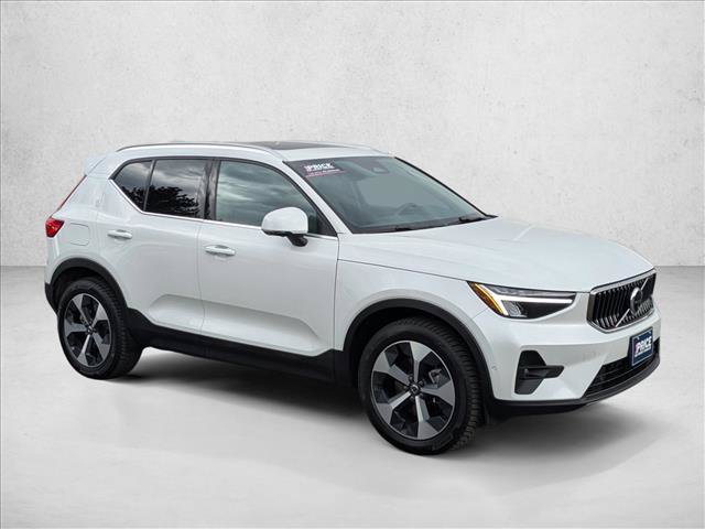 Used 2025 Volvo XC40 B5 Plus AWD/4WD image 3
