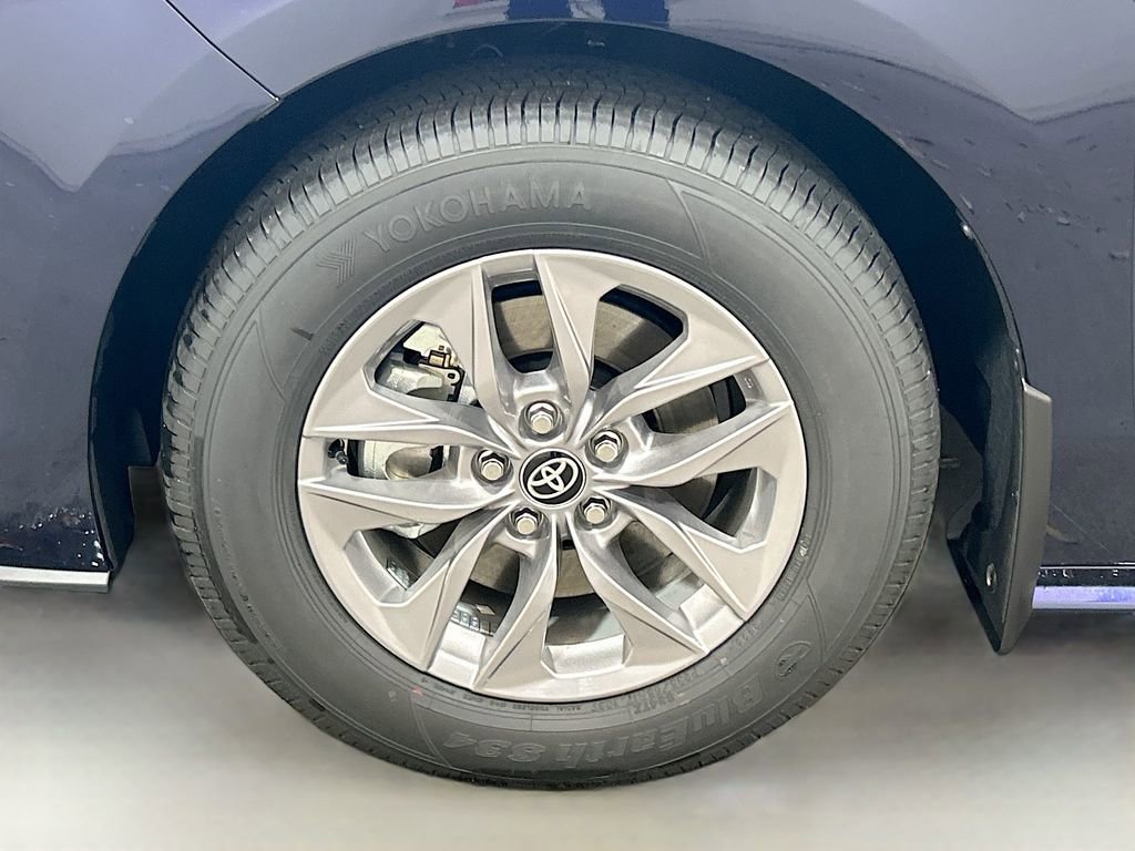 Used 2026 Toyota Sienna XLE image 8