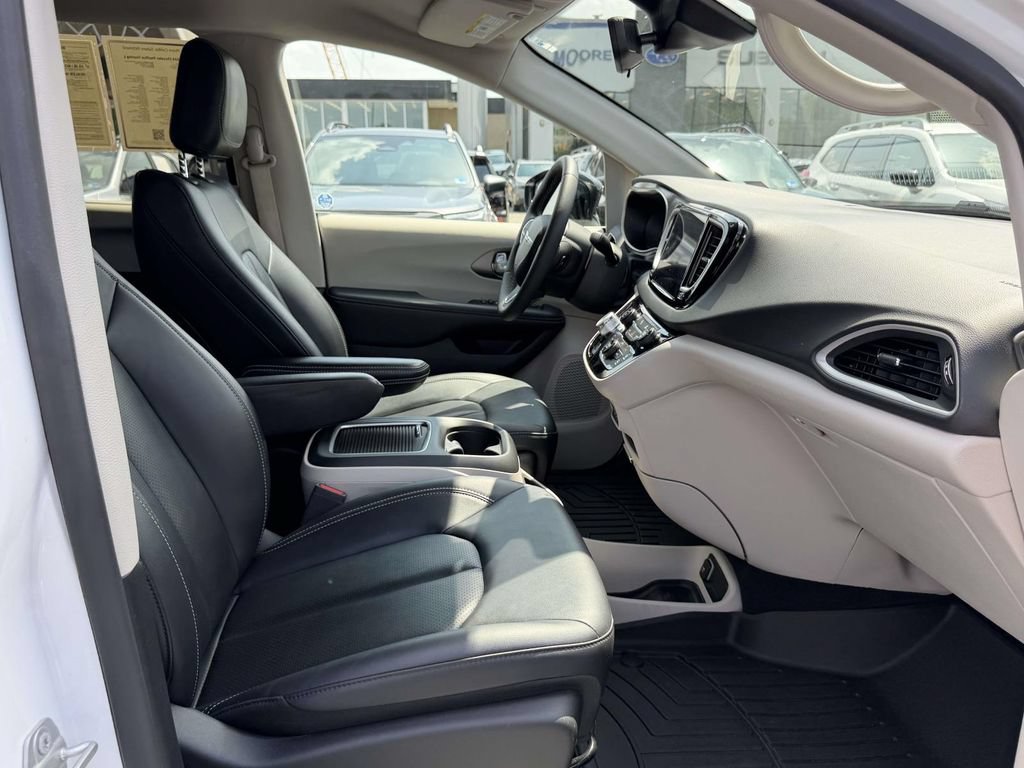 Used 2024 Chrysler Pacifica Touring-L FWD image 12