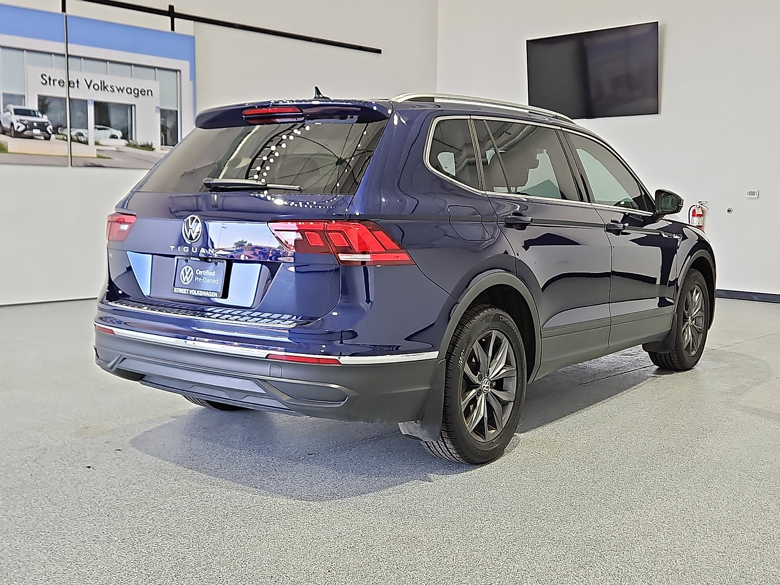 Certified 2023 Volkswagen Tiguan SE w/ Panoramic Sunroof Package FWD image 3