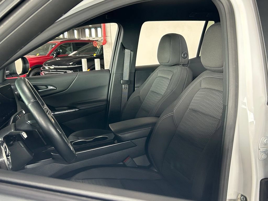 Used 2025 Chevrolet Equinox LT FWD image 14