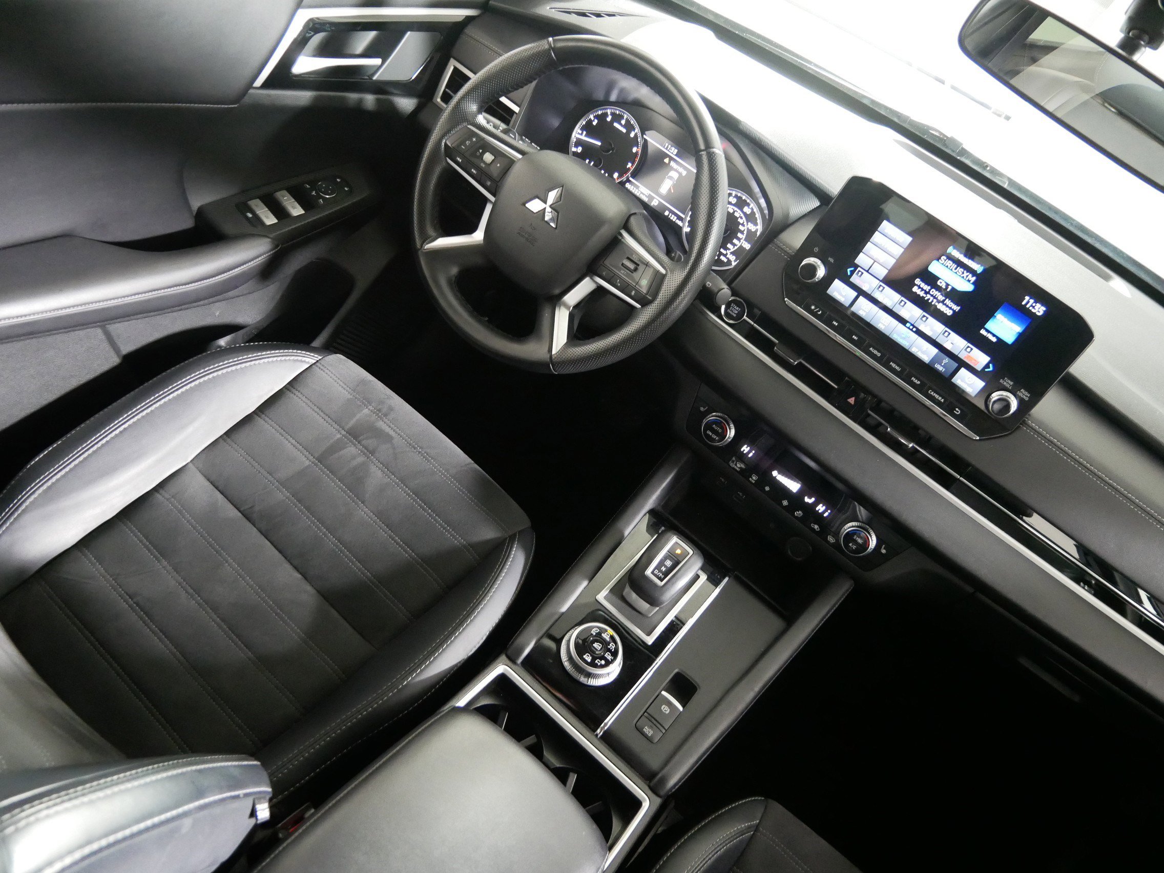 Used 2024 Mitsubishi Outlander SE image 9