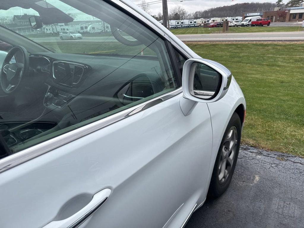 Used 2022 Chrysler Pacifica Limited image 40