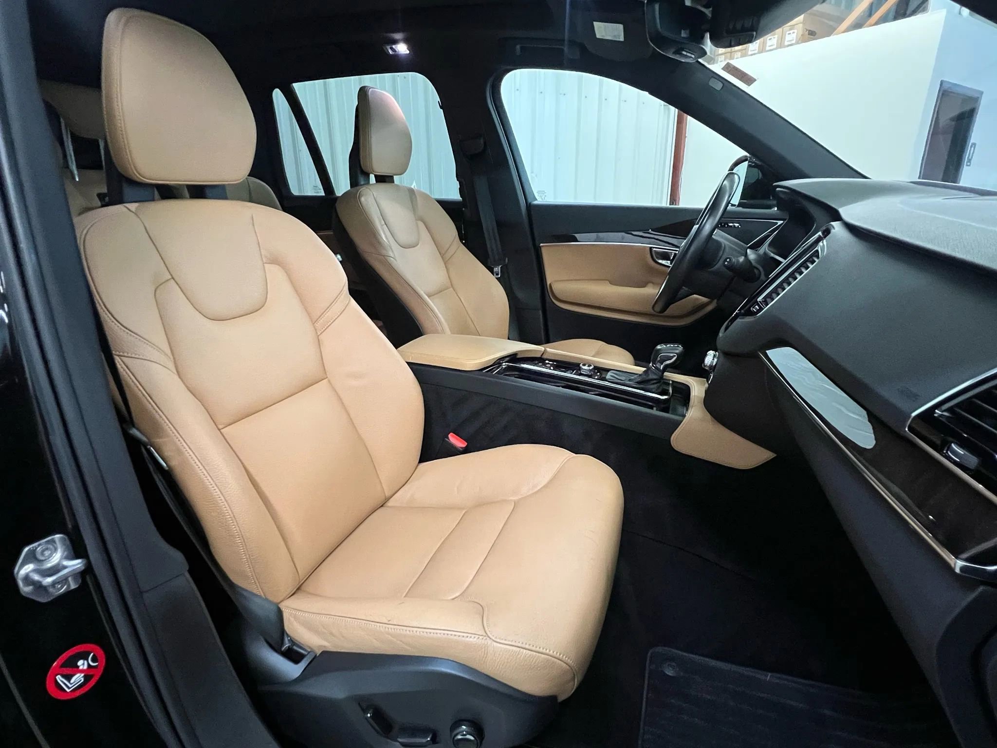 Used 2017 Volvo XC90 T6 Momentum w/ Vision Package image 5