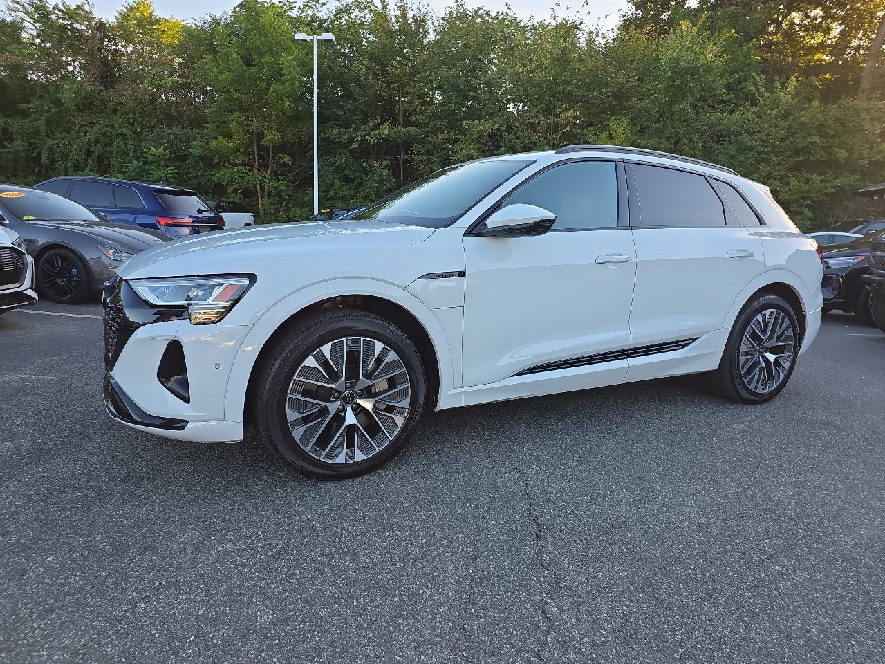 Used 2024 Audi Q8 e-tron Premium Plus w/ Premium Plus Package image 10