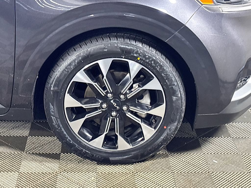 Used 2024 Kia Carnival EX image 23