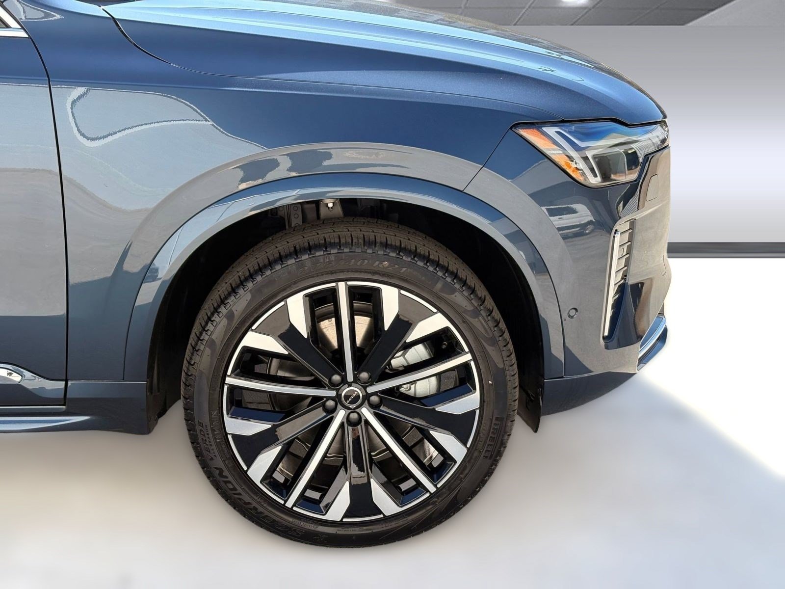 Certified 2026 Volvo XC90 B6 Plus w/ Protection Package Premier AWD/4WD image 13