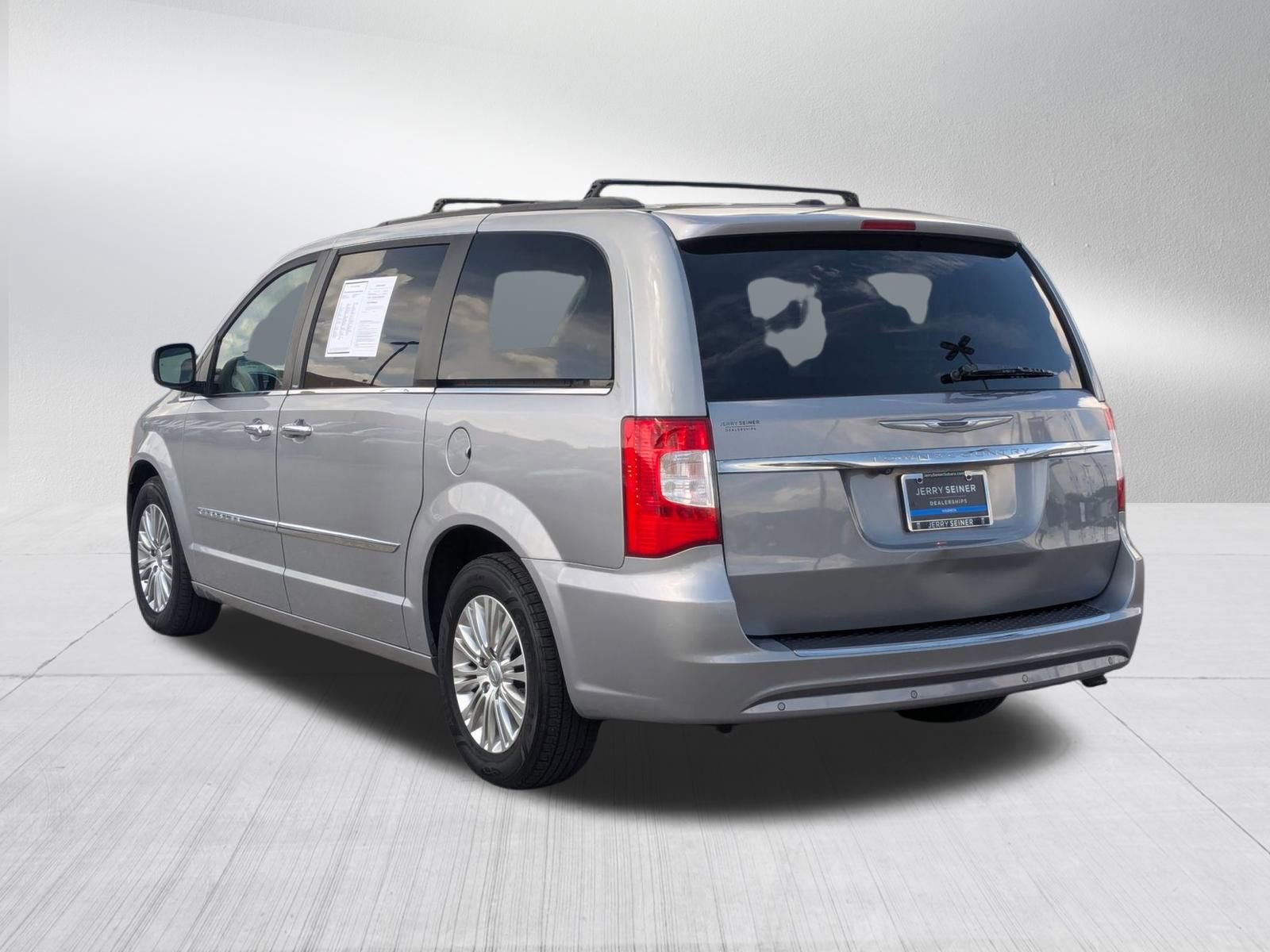 Used 2014 Chrysler Town & Country Touring-L w/ Driver Convenience Group FWD image 3