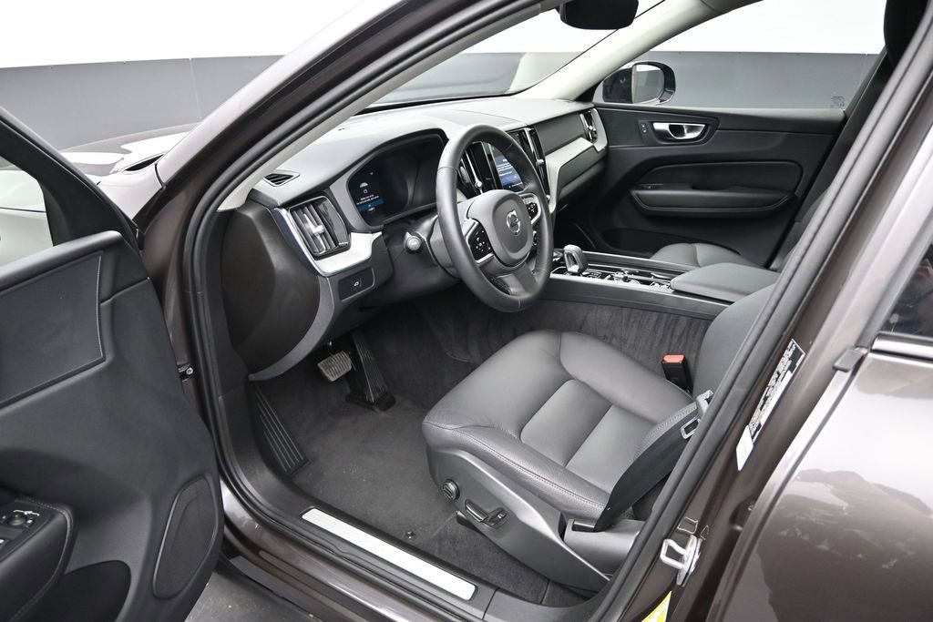Used 2025 Volvo XC60 B5 Plus w/ Climate Package AWD/4WD image 9