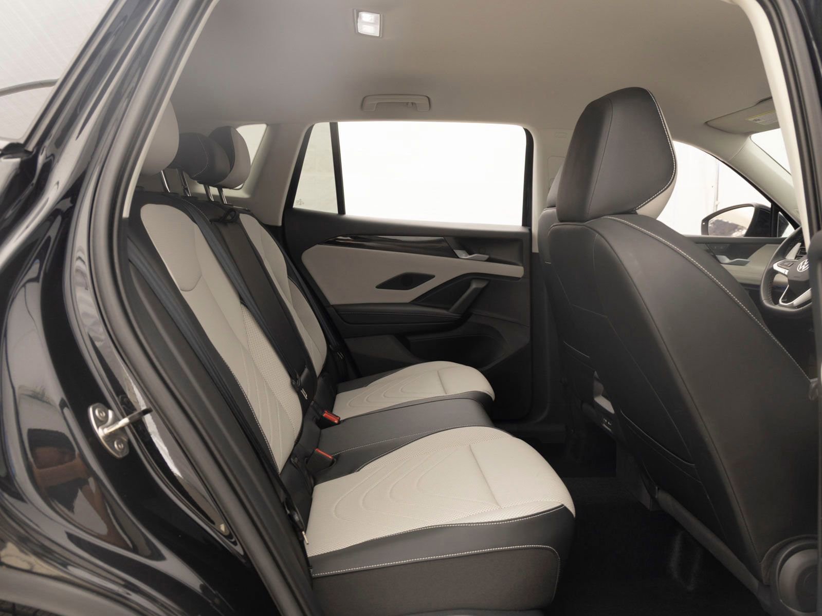 Used 2025 Volkswagen Tiguan SE image 24